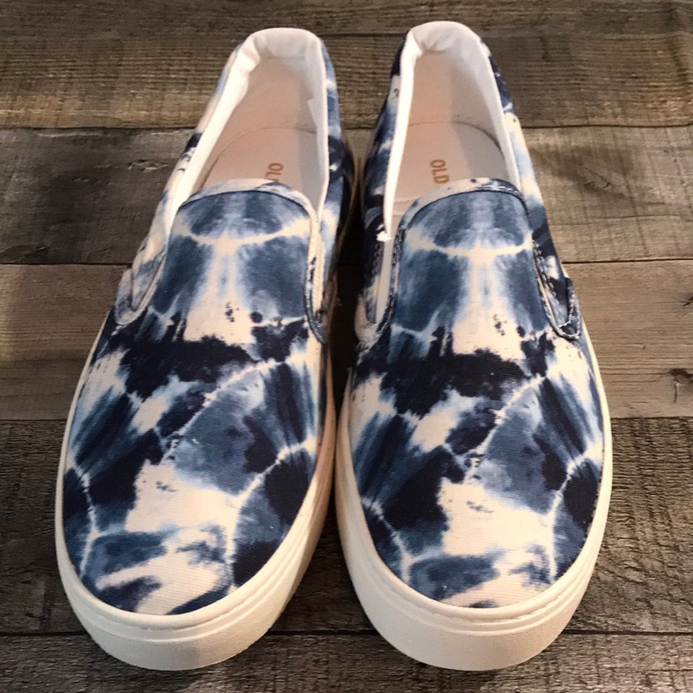 Woman’s Old Navy slip on sneakers size 6 NWOT